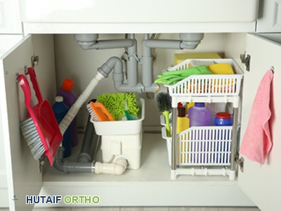 امرأة تستخدم أدوات تنظيف مريحة لحماية مفاصلها