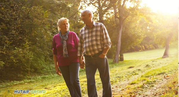 شخص يمارس المشي في حديقة خضراء، يوضح فوائد المشي في الهواء الطلق لمرضى التهاب المفاصل