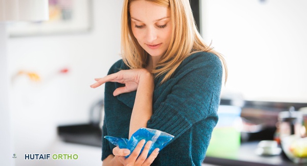 طبيب يوضح لوحة مفصل