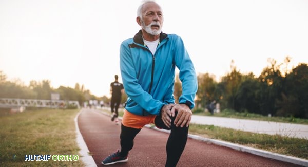 امرأة تمارس رياضة المشي السريع للحفاظ على صحة المفاصل