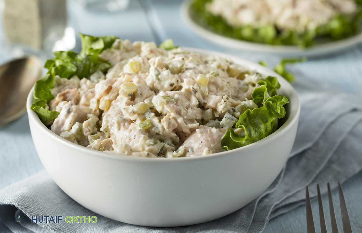 طبق دجاج السلطة المتبل بالكاكاو الغني بمضادات الالتهاب