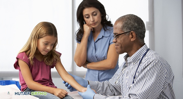 طفل يرتدي نظارة شمسية، تعبير عن حماية العين والتعافي