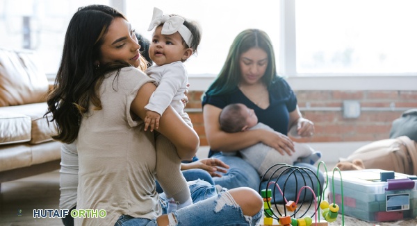 امرأة تتحدث مع طبيبها حول التخطيط للحمل مع التهاب المفاصل