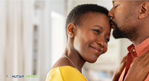 زوجان يمسكان أيدي بعضهما، يمثلان الجنس والحميمية مع التهاب المفاصل