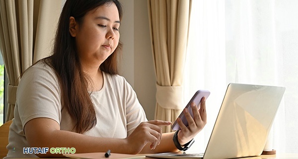 امرأة تتحدث في الهاتف لطلب المساعدة والدعم