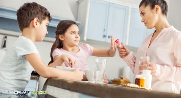 طفل يتحدث مع طبيبته