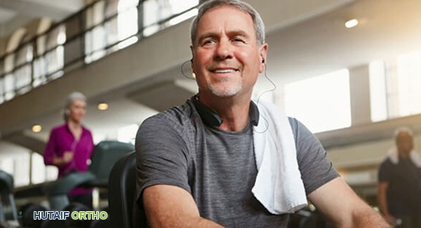 صورة لشخص يقوم بتمارين منزلية