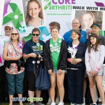 شخص يجرب حذاء مشي جديد في متجر