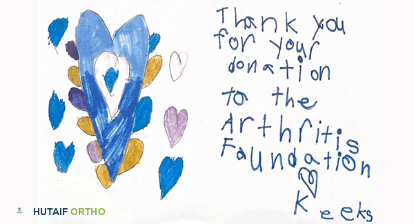 طفل يمسك بيد أخيه المصاب بالتهاب المفاصل اليفعي