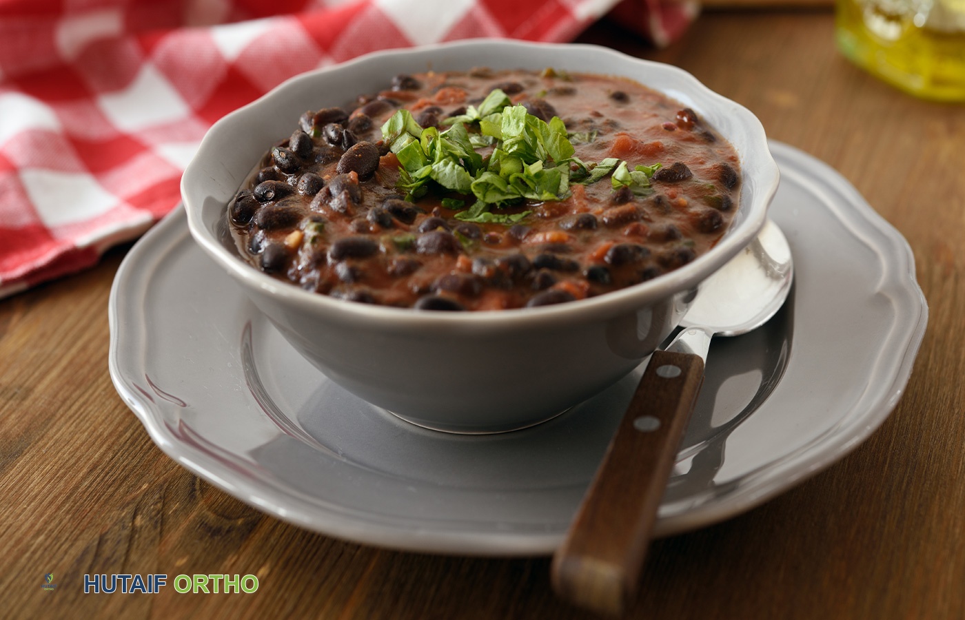 الفاصوليا السوداء وصحة المفاصل: دليل شامل من الأستاذ الدكتور محمد هطيف في صنعاء