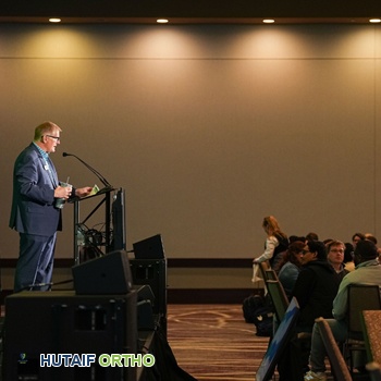 شخص يعاني من آلام في المفاصل ويبحث عن الراحة