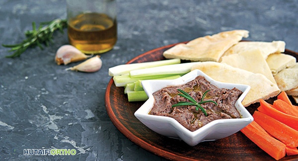 صورة توضيحية لـ الفاصوليا السوداء المخبوزة بالعسل: سر قوة عظامك ومفاصلك مع الأستاذ الدكتور محمد هطيف