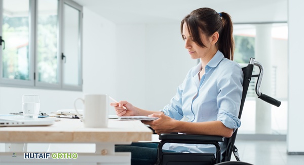 صورة توضيحية لموظفة تعاني من ألم في الرقبة والكتف بسبب وضعية عمل غير صحيحة