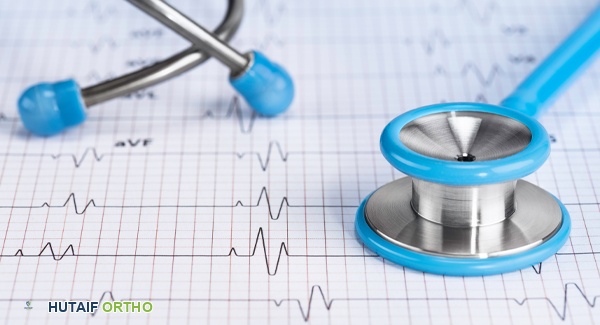 صورة توضيحية لقلب ومفصل يظهران الارتباط بينهما