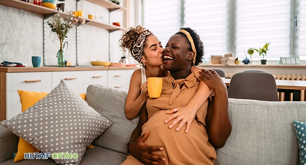 امرأة حامل تتحدث مع طبيبها بخصوص التهاب المفاصل الصدفي