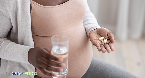 امرأة حامل تستشير طبيب الروماتيزم حول الأدوية الآمنة