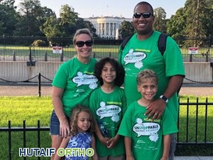 صورة طفل يتلقى الدعم من والدته في رحلة العلاج