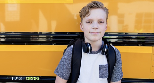 طفل يبتسم مع والدته