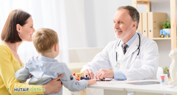 صورة توضيحية لخبيرة تجيب على أسئلة حول التحدث مع طبيب الأطفال حول العلاجات التكميلية