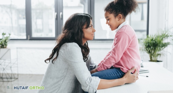 صورة توضيحية لطفل يعاني من التهاب المفاصل اليفعي