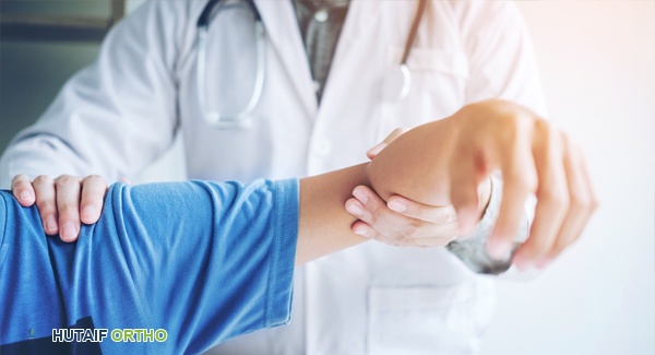 صورة توضيحية لامرأة تمارس الرياضة لتقوية العظام