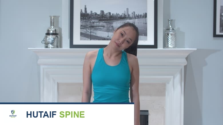 مريض يقوم بتمرين ثني الرقبة الجانبي