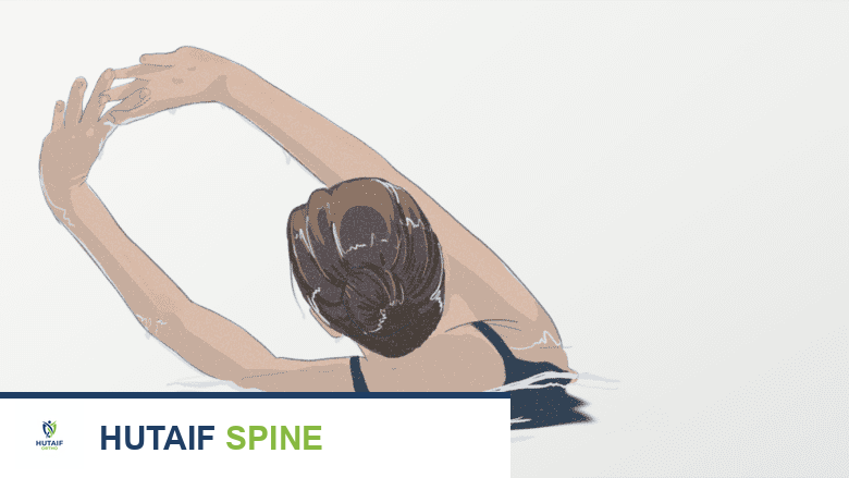 امرأة تسبح في الماء.