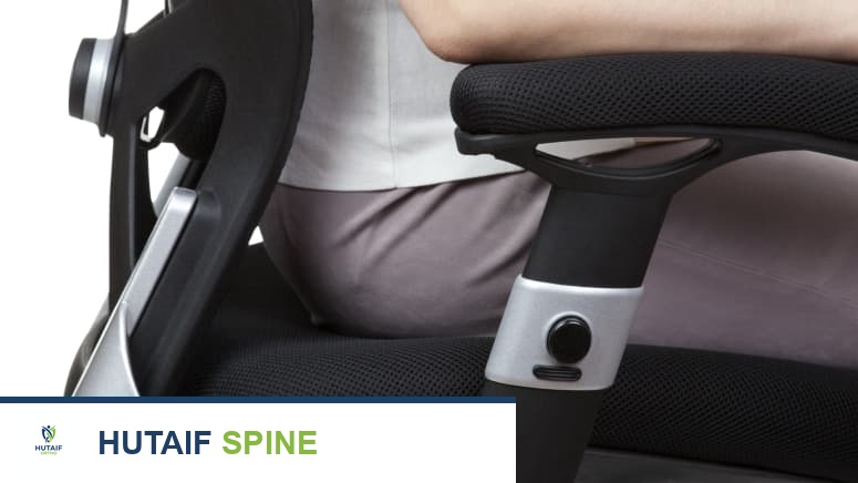 امرأة تجلس على كرسي مكتبي مريح