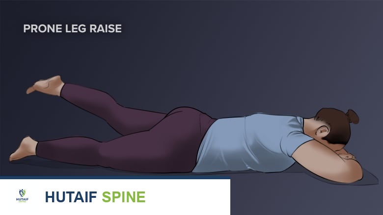 امرأة تؤدي تمرين رفع الساق من وضعية الانبطاح