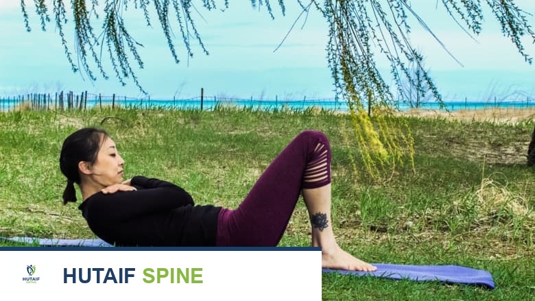 امرأة تؤدي تمارين الكرل أب لتقوية عضلات البطن