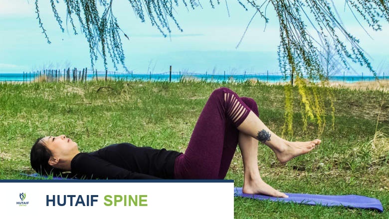 امرأة تؤدي تمرين المشي بوضعية الاستلقاء لتحسين استقرار الجذع