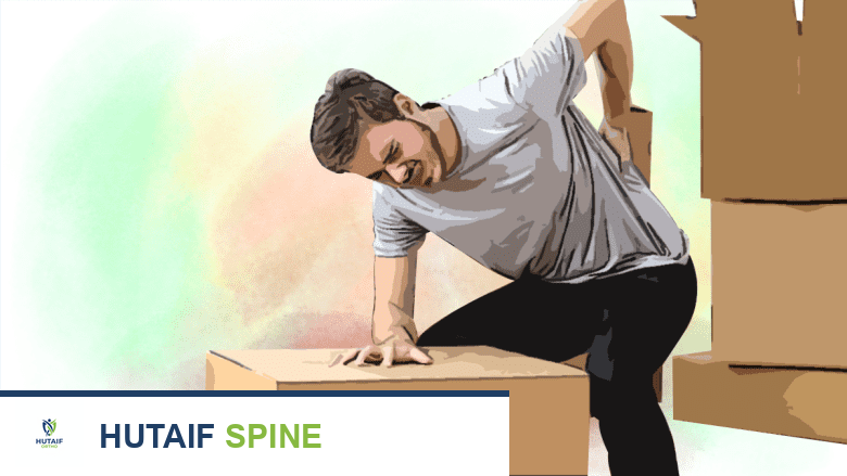شخص يعاني من آلام الظهر أثناء رفع جسم ثقيل