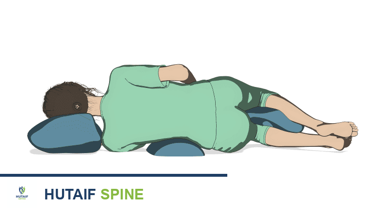 امرأة نائمة بوضعية صحيحة مع وسائد داعمة