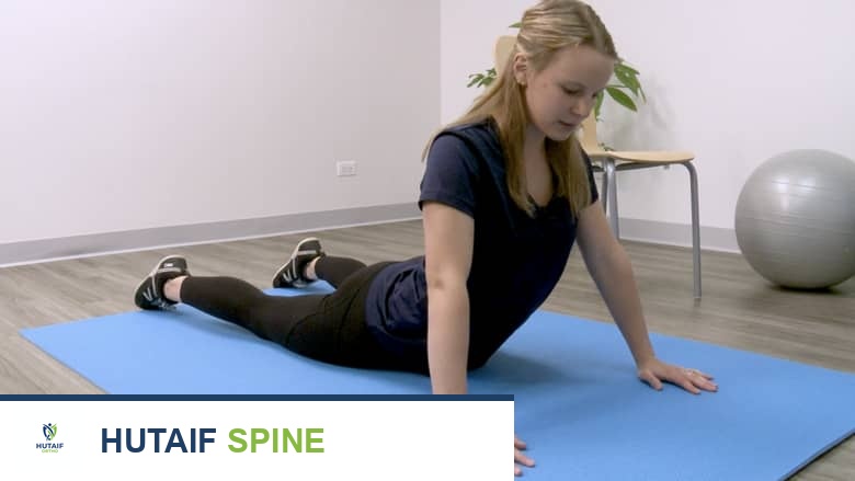 امرأة تؤدي تمرين الضغط للأعلى على بساط اليوغا.