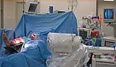 الأستاذ الدكتور محمد هطيف أثناء التخطيط المعقد لإحدى الجراحات