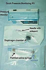 الأستاذ الدكتور محمد هطيف أثناء إجراء تدخل جراحي دقيق