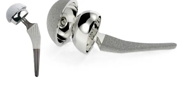 مفصل ورك صناعي معدني على بلاستيك